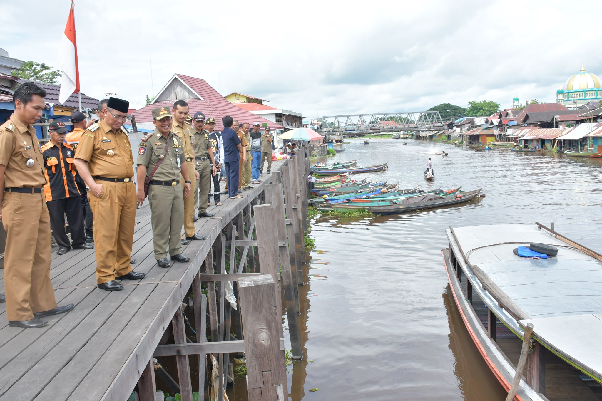 USAI SERAHKAN BANTUAN, BUPATI MENINJAU DERMAGA APUNG DI PASAR NAGARA