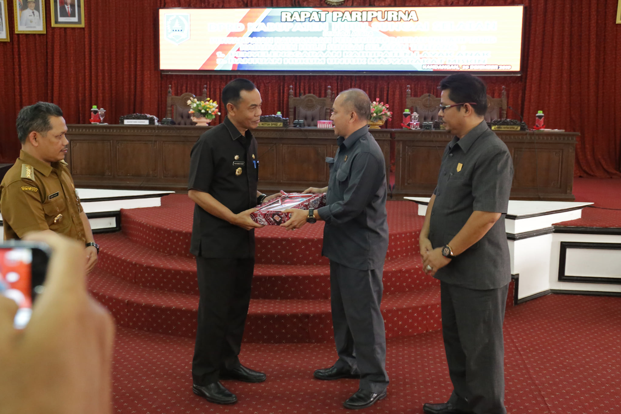 Sekda HSS Hadiri Rapat Paripurna DPRD Terkait Penyampaian 2 Raperda