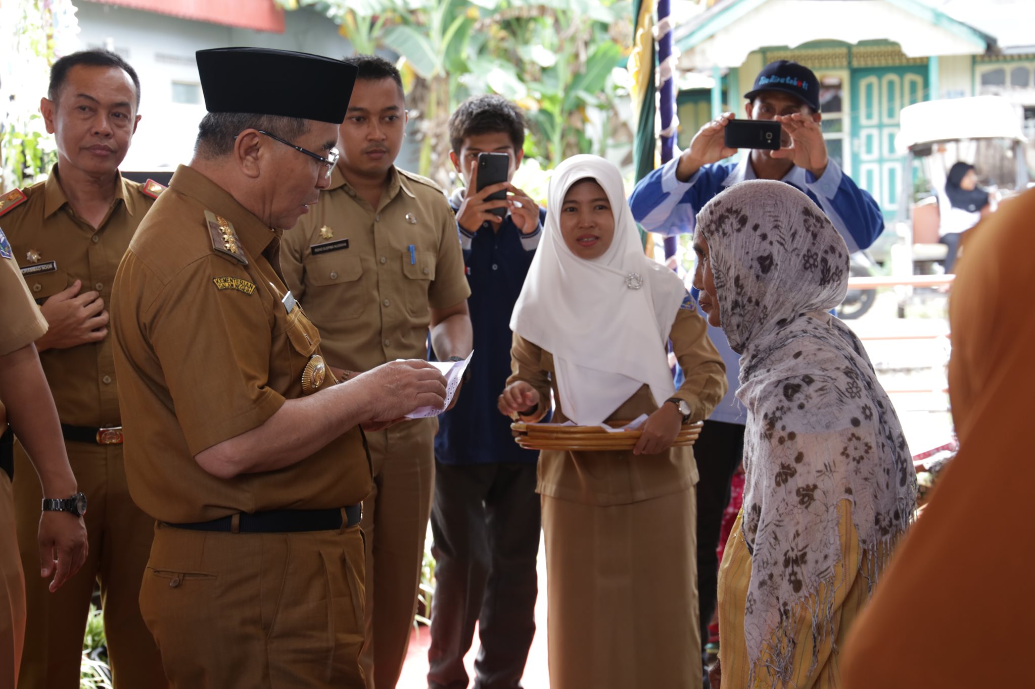 Penyaluran Bantuan Sosial Jadup Lansia Kecamatan Telaga Langsat dan Kecamatan Angkinang
