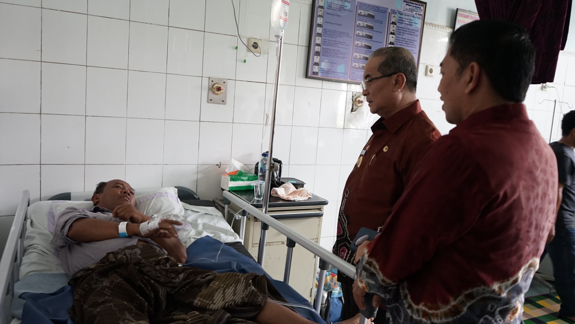 BUPATI BERSAMA WABUP HSS JENGUK WARGANYA DI RUMAH SAKIT H, HASAN BASRI