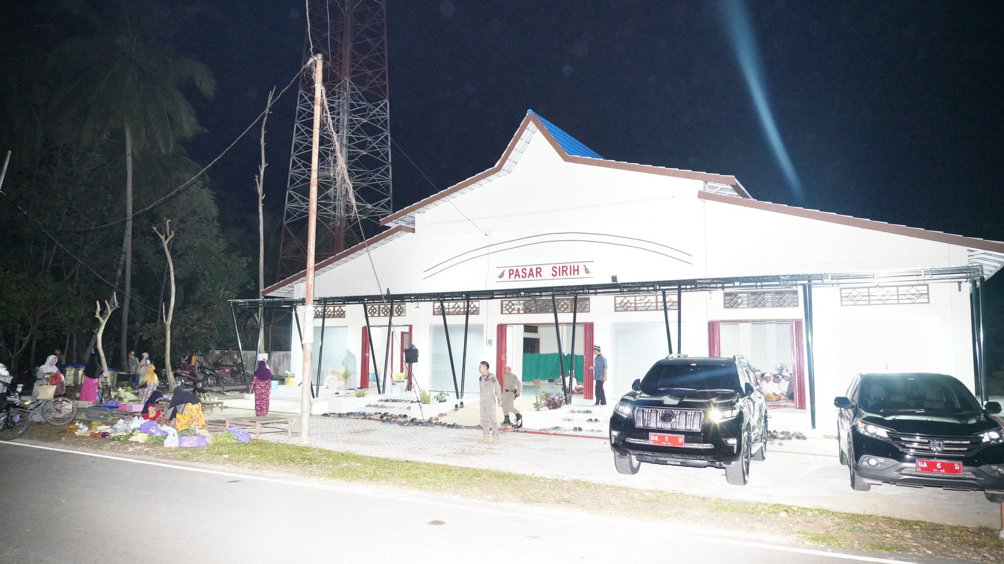 BUPATI HSS RESMIKAN PASAR SIRIH KECAMATAN KALUMPANG