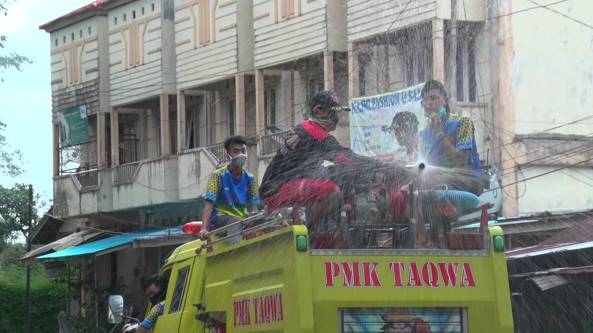 PENCEGAHAN VIRUS CORONA DENGAN PENYEMPROTAN DISINFEKTAN OLEH UNIT DAMKAR DAN BPK/PMK KAB. HSS