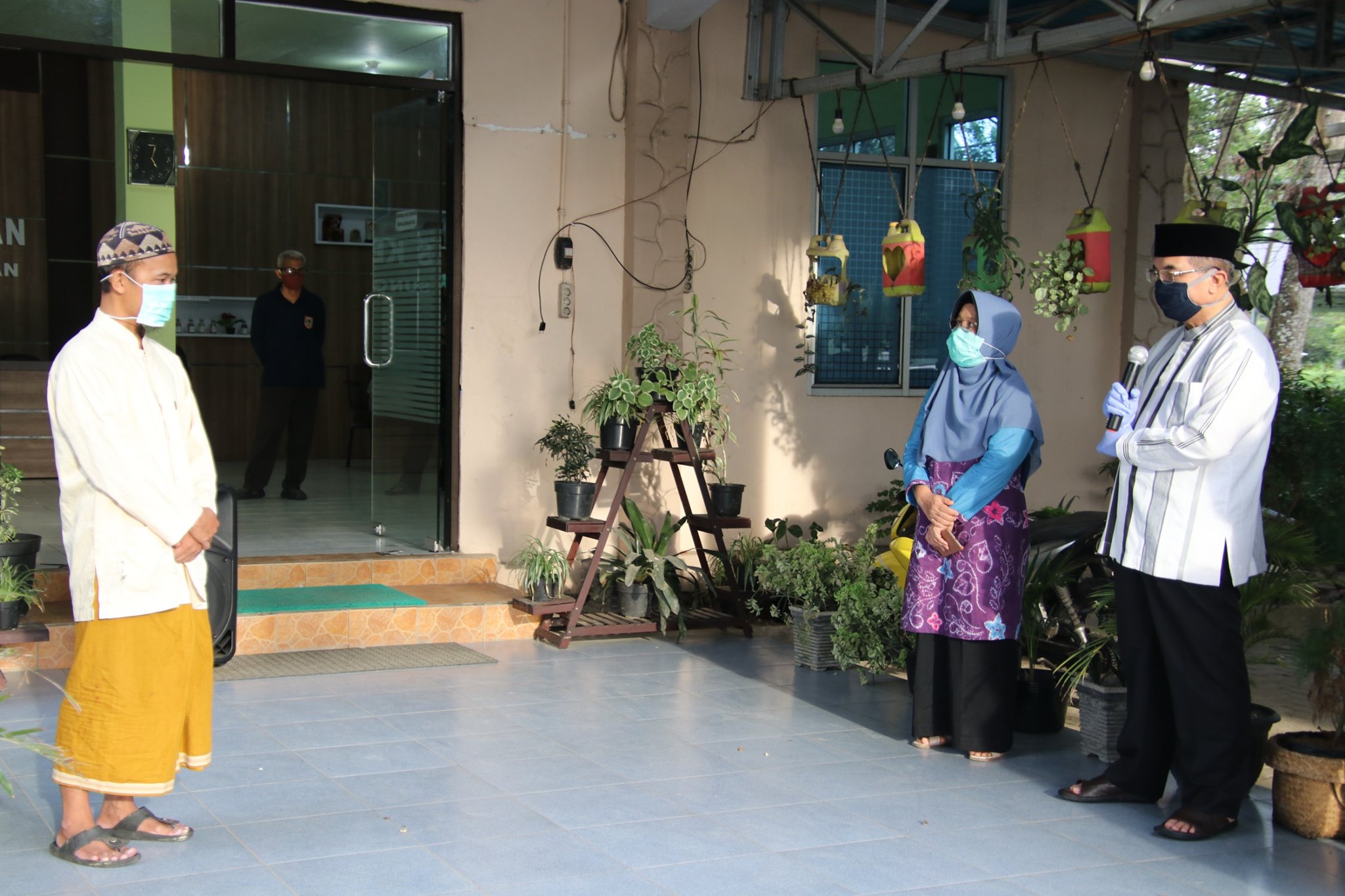 BUPATI HSS KEMBALI MENYAMBUT PASIEN COVID -19 YANG TELAH DINYATAKAN SEMBUH