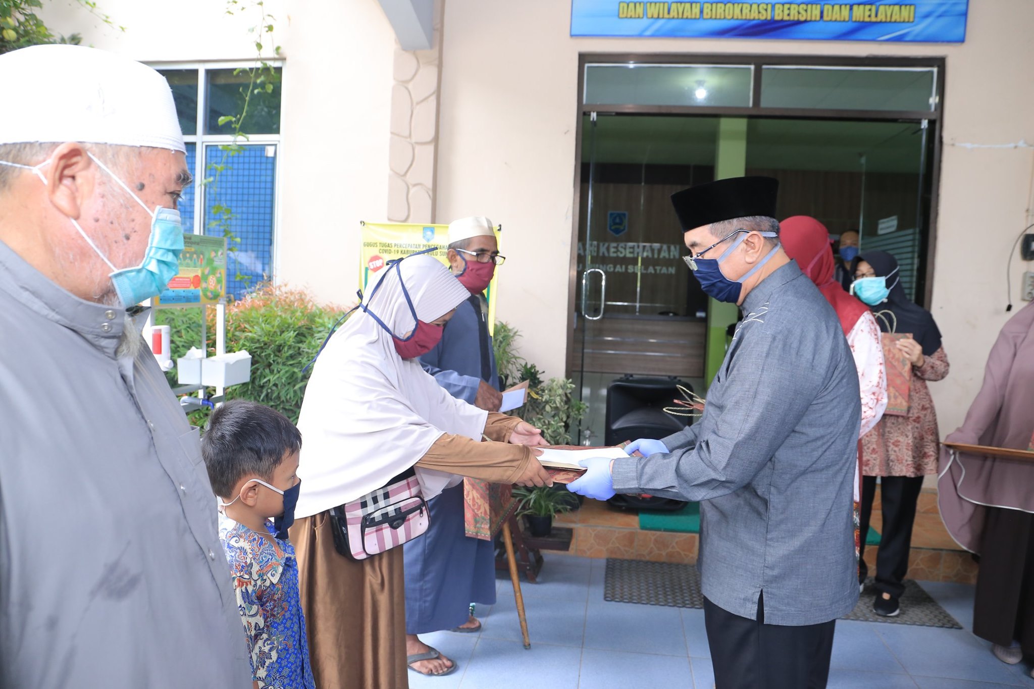 BUPATI HSS MENGHANTARKAN KEPULANGAN 6 WARGA HSS YANG HASIL SWAB-NYA NEGATIF