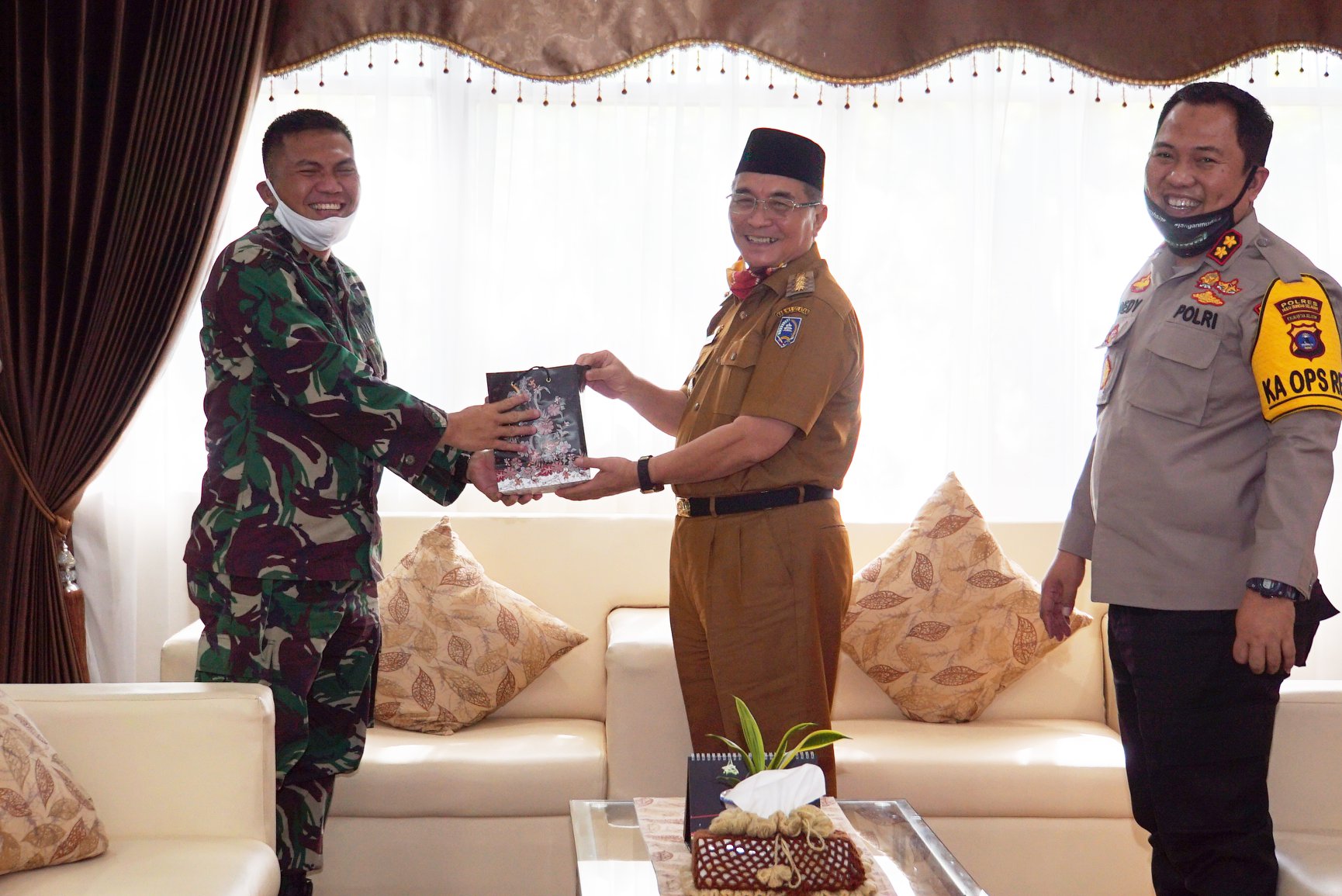 BUPATI HSS SERAHKAN DANA HIBAH YANG AKAN DIGUNAKAN UNTUK KEGIATAN PENANGANAN COVID-19