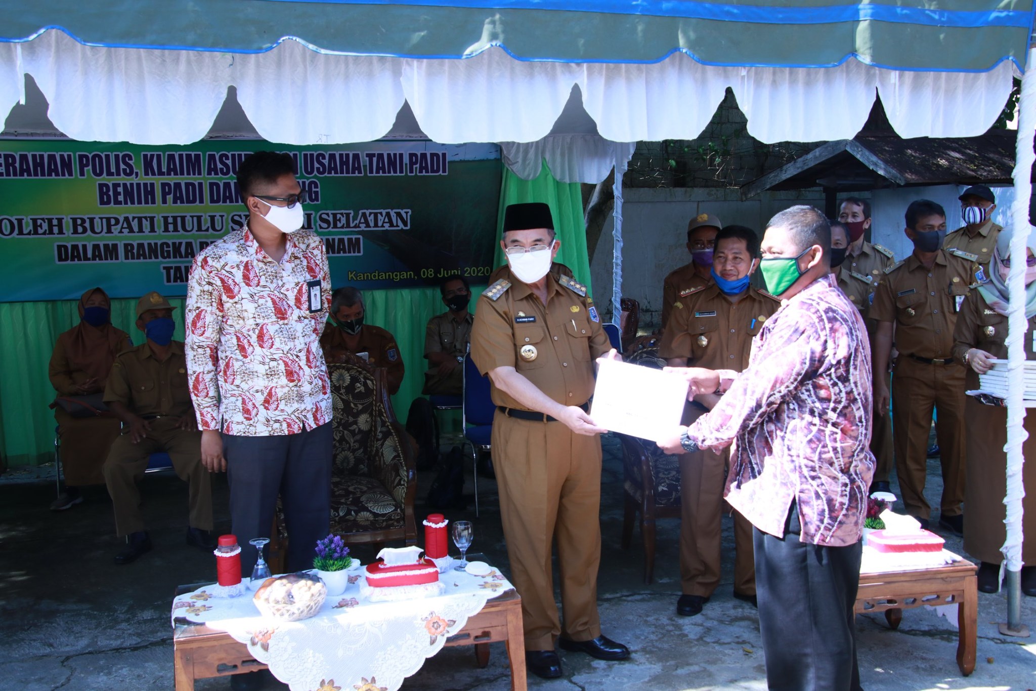 Dukung Percepatan Tanam 2020, Bupati HSS Serahkan Bantuan, Polis dan Klaim Asuransi Usaha Tani