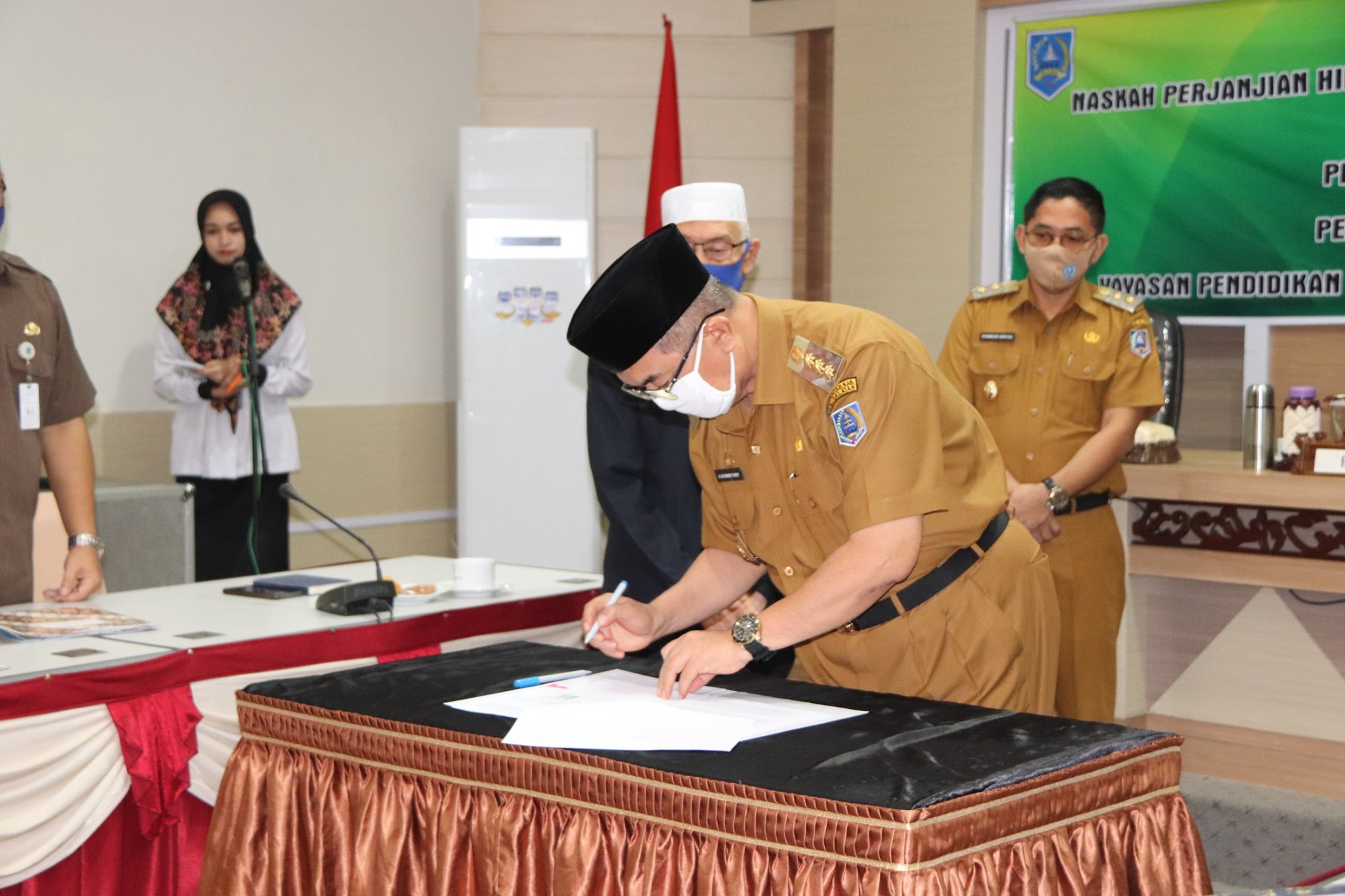 Bupati HSS Tandatangani NPHD dan BAST untuk Pemerintah Desa Simpur dan Yayasan Pendidikan Islam Parigi Desa Habirau Tengah