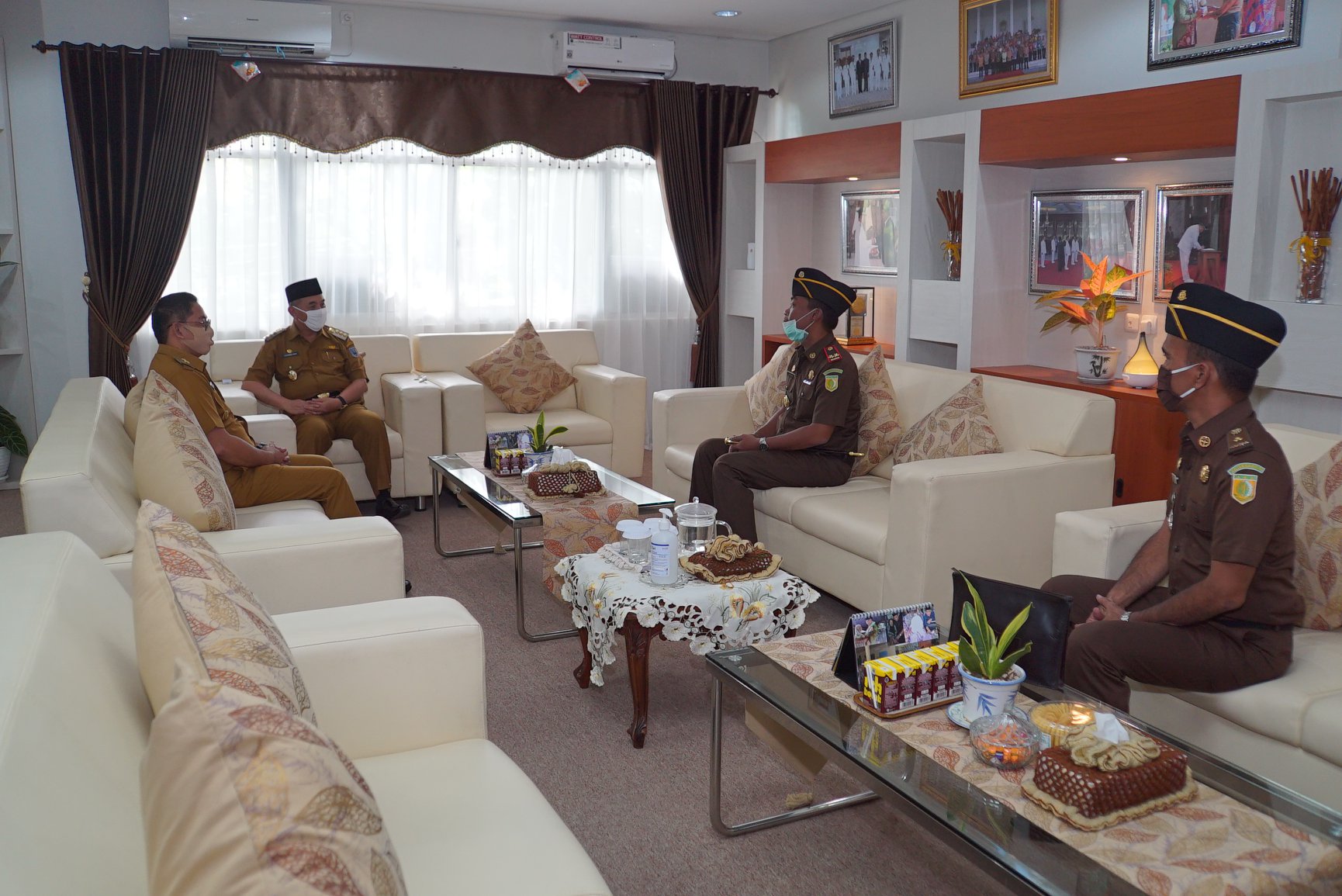 BUPATI HSS BERSAMA WABUP HSS TERIMA KUNJUNGAN DARI KEJARI HSS YANG BARU