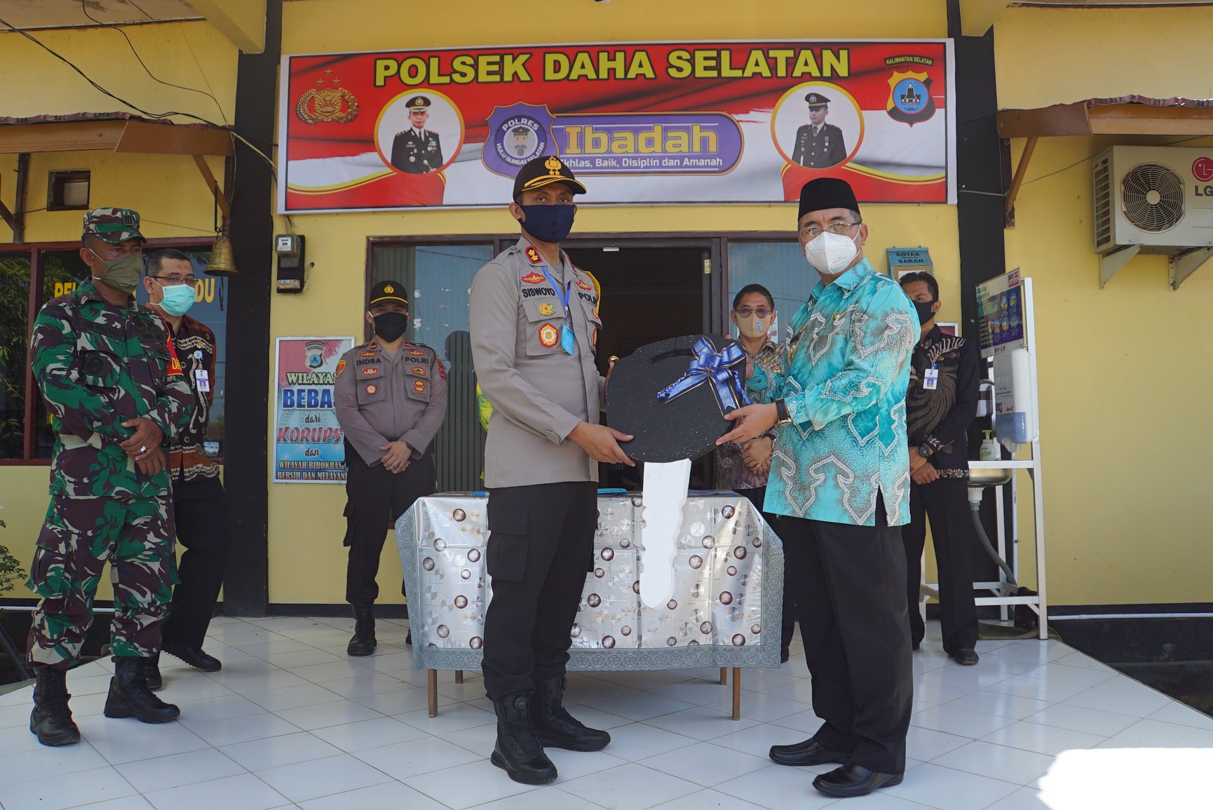 BUPATI HSS SERAHKAN SATU UNIT MOBIL KEPADA POLSEK DAHA SELATAN