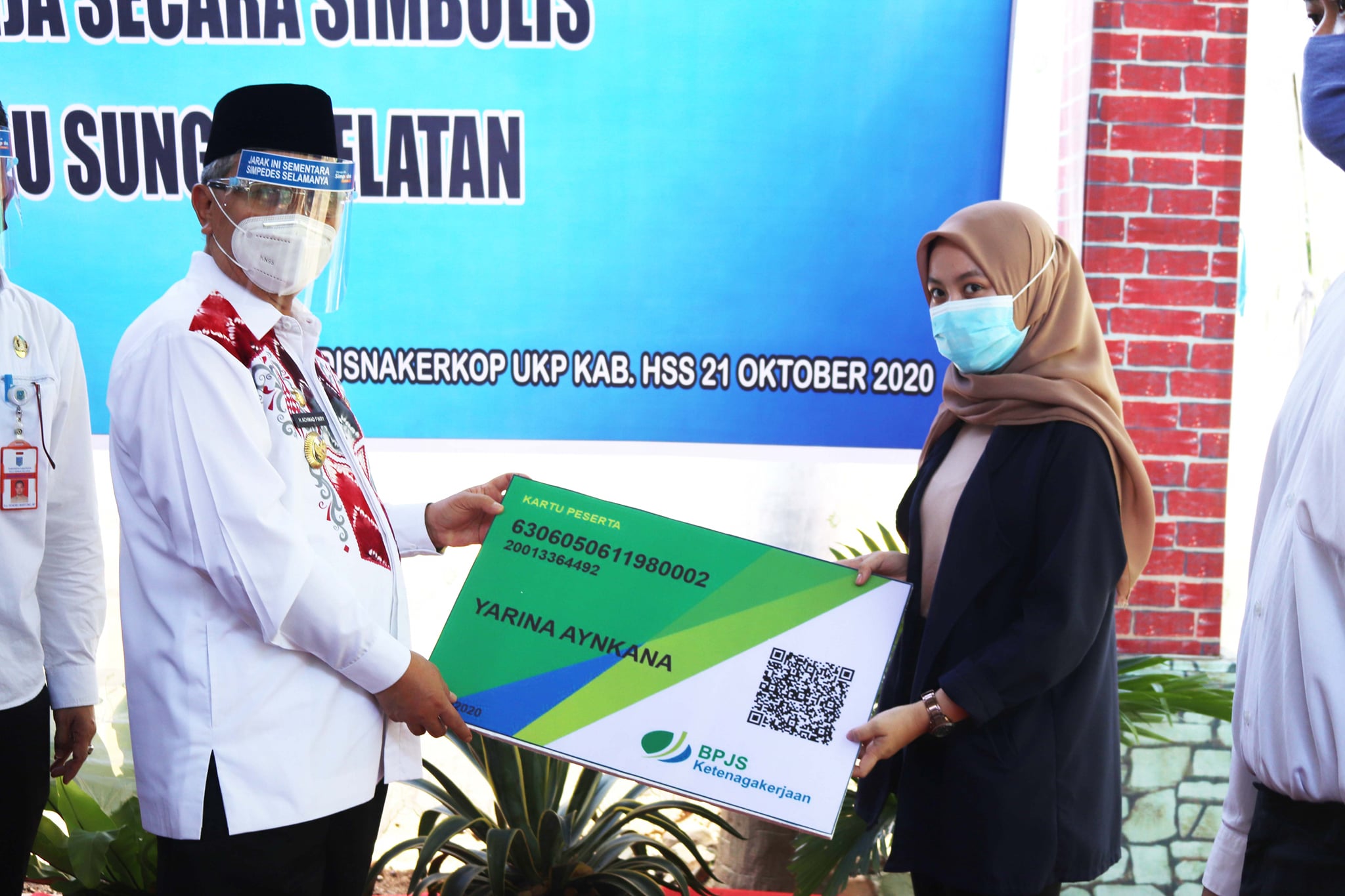 BUPATI HSS SERAHKAN BANTUAN UNTUK PELAKU USAHA MIKRO KECIL MENENGAH (UMKM)