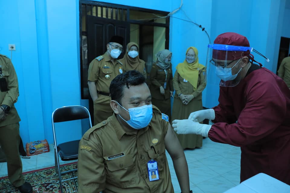 “BUPATI HSS KEMBALI MENINJAU VAKSINASI HARI KEDUA DI OPD LINGKUP PEMKAB HSS”