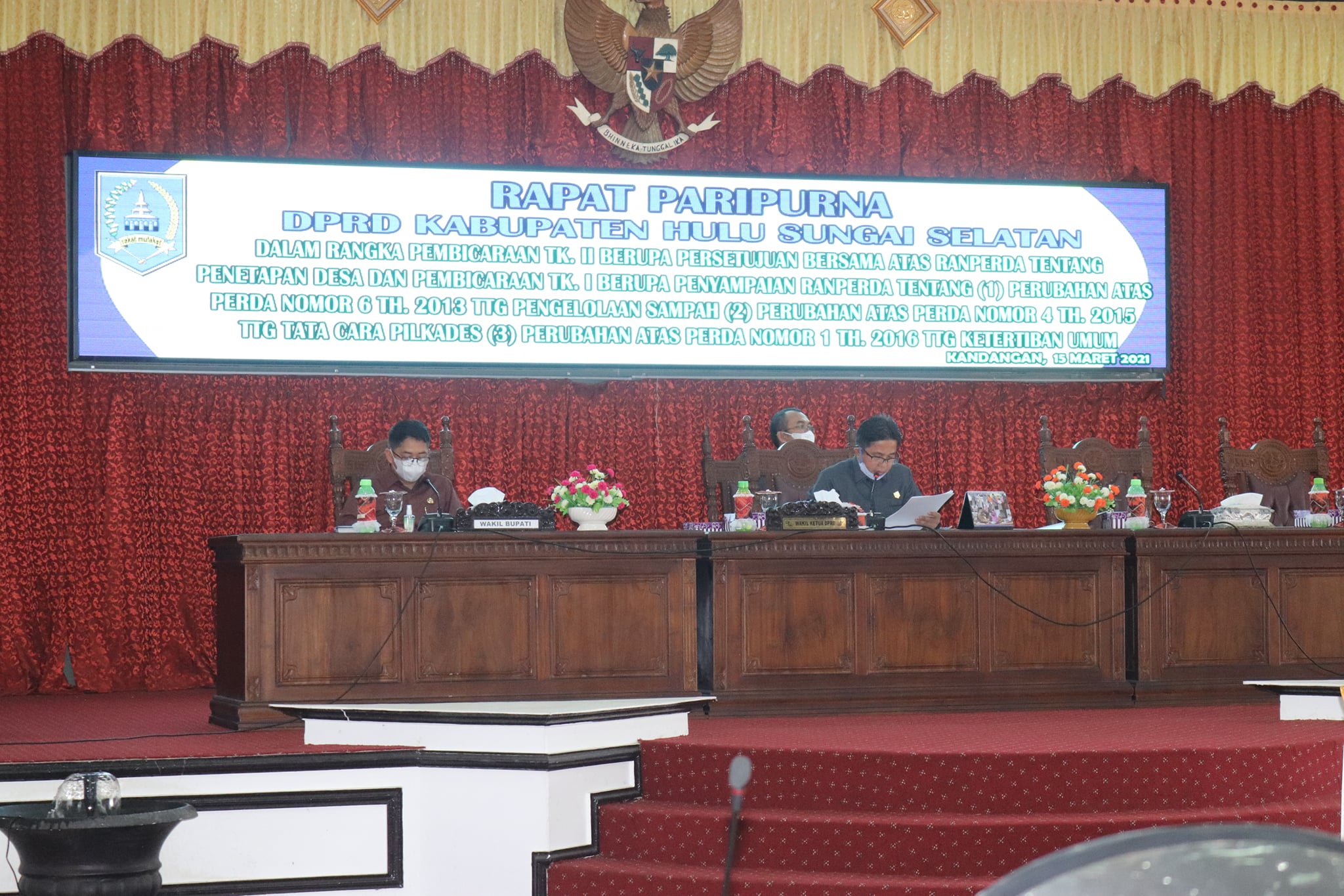 RAPAT PARIPURNA DPRD HSS TENTANG PENETAPAN DESA