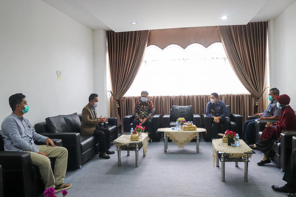 Wakil Bupati HSS Menerima Kunjungan dari Konsultan PLN Kalsel-Teng dan Wakil Rektor III Bidang Kemahasiswaan dan Alumni Universitas Lambung Mangkurat (ULM)