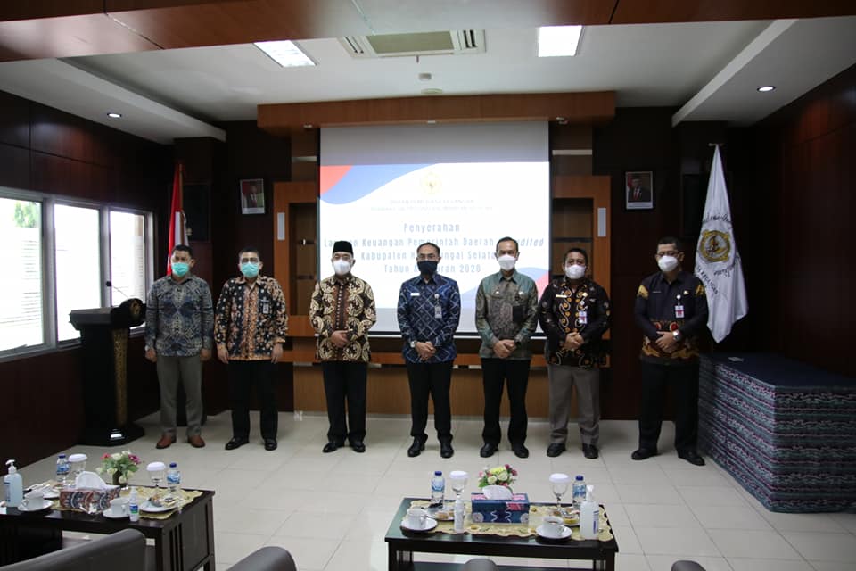Bupati HSS Serahkan LKPD TA 2020 Ke BPK RI Perwakilan Prov. Kalsel