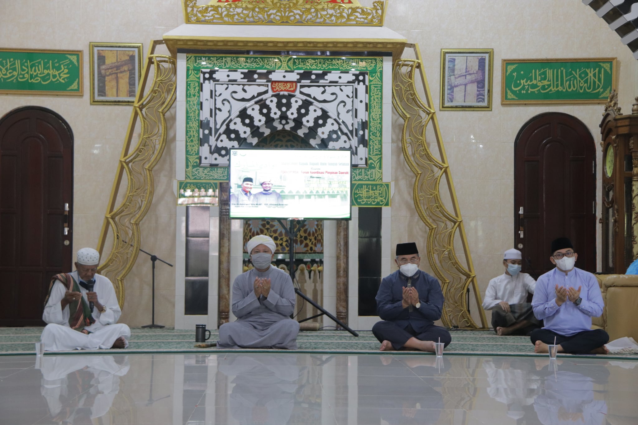 JELANG RAMADHAN, BUPATI HSS BERSILATURAHMI DENGAN TGH. AHMAD SYAIRAZI