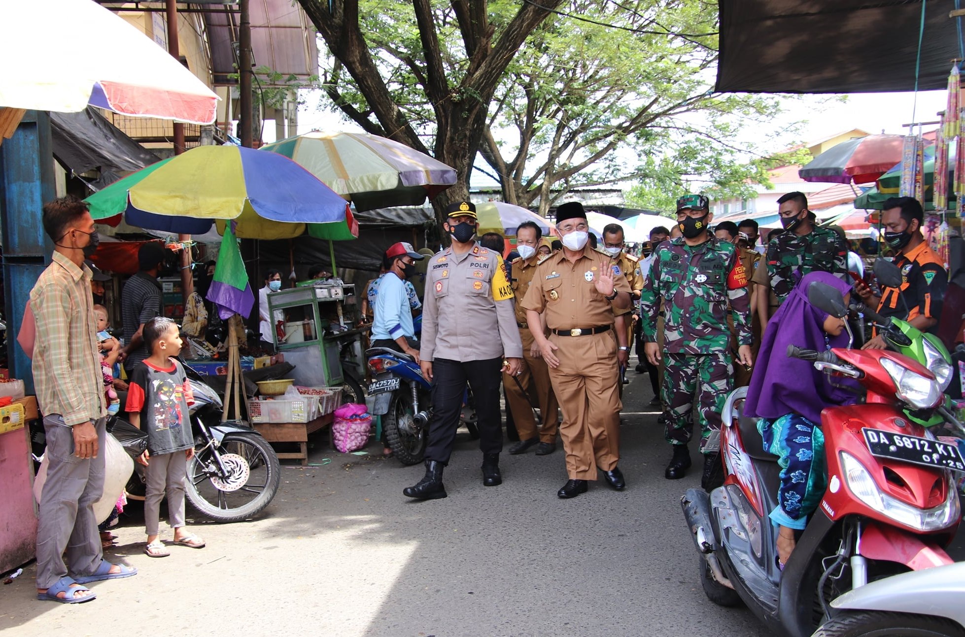 BUPATI TINJAU HARGA KEBUTUHAN BAHAN POKOK DI PASAR NAGARA