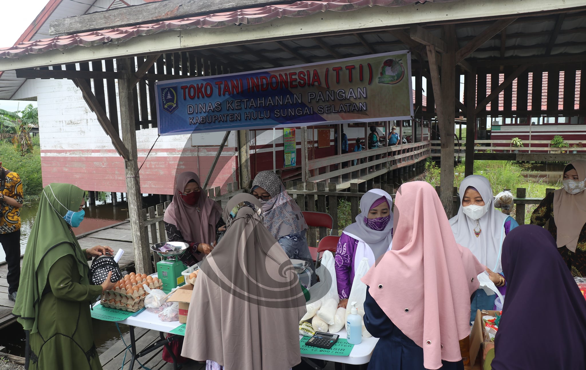 BANTU PENUHI KEBUTUHAN POKOK MASYARAKAT , WARGA SAMBUT HANGAT OPERASI PASAR MURAH DAN BAZAR TOKO TANI INDONESIA (TTI) DI DAHA SELATAN