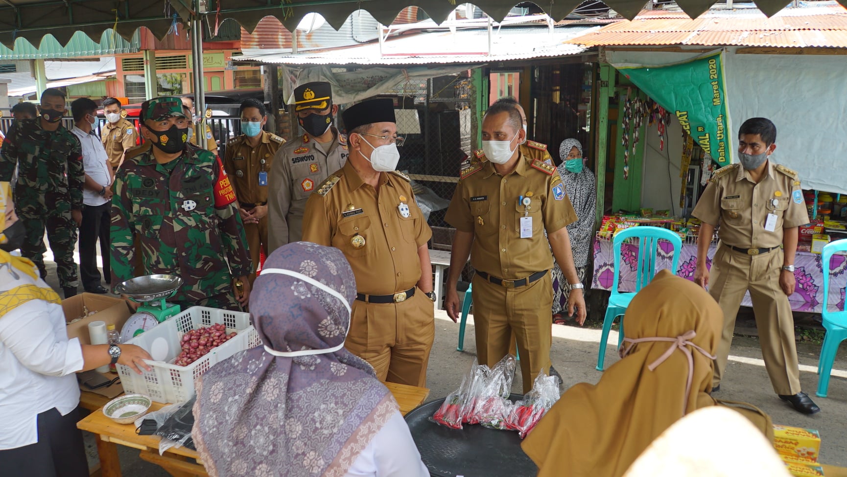Bupati HSS Meninjau Kegiatan Operasi Pasar Murah dan Bazar Toko Tani Indonesia