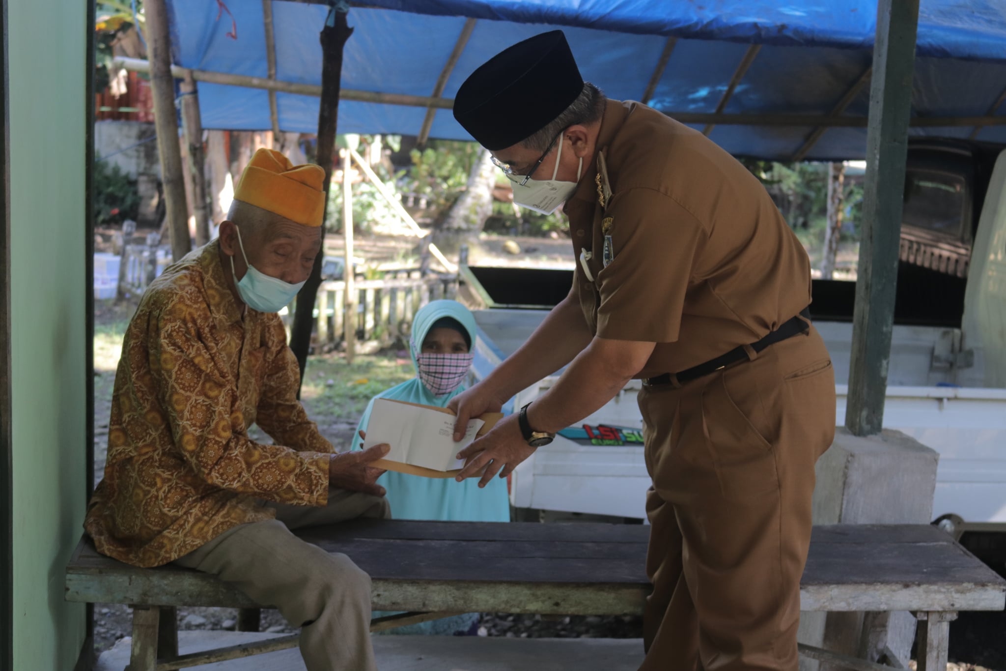 “PERINGATI HUT ALRI DIVISI IV KE-72 DAN JELANG HARI RAYA IDUL FITRI, BUPATI HSS BERIKAN TALI ASIH KEPADA VETERAN”
