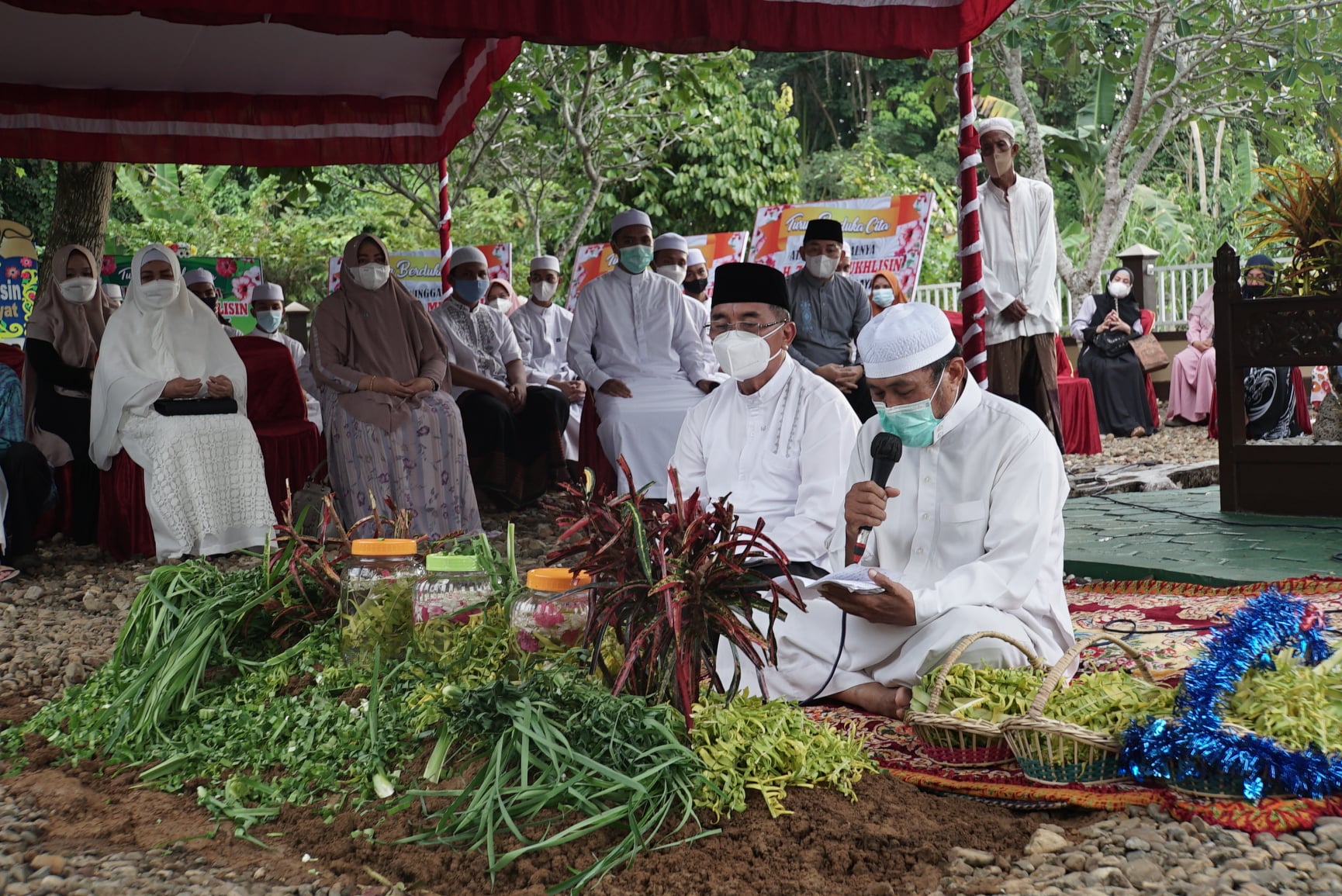 DUKA BUPATI HSS HANTARKAN KAKAK KANDUNG KE PERISTIRAHATAN TERAKHIR