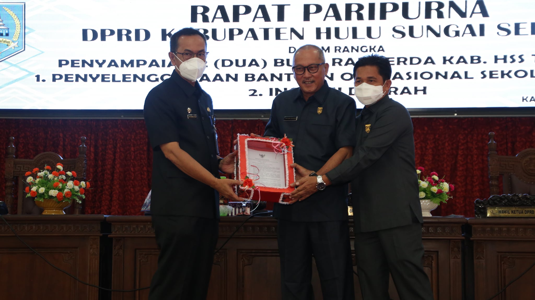 PEMKAB HSS SAMPAIKAN DUA BUAH RANPERDA PADA RAPAT PARIPURNA DI DPRD HSS