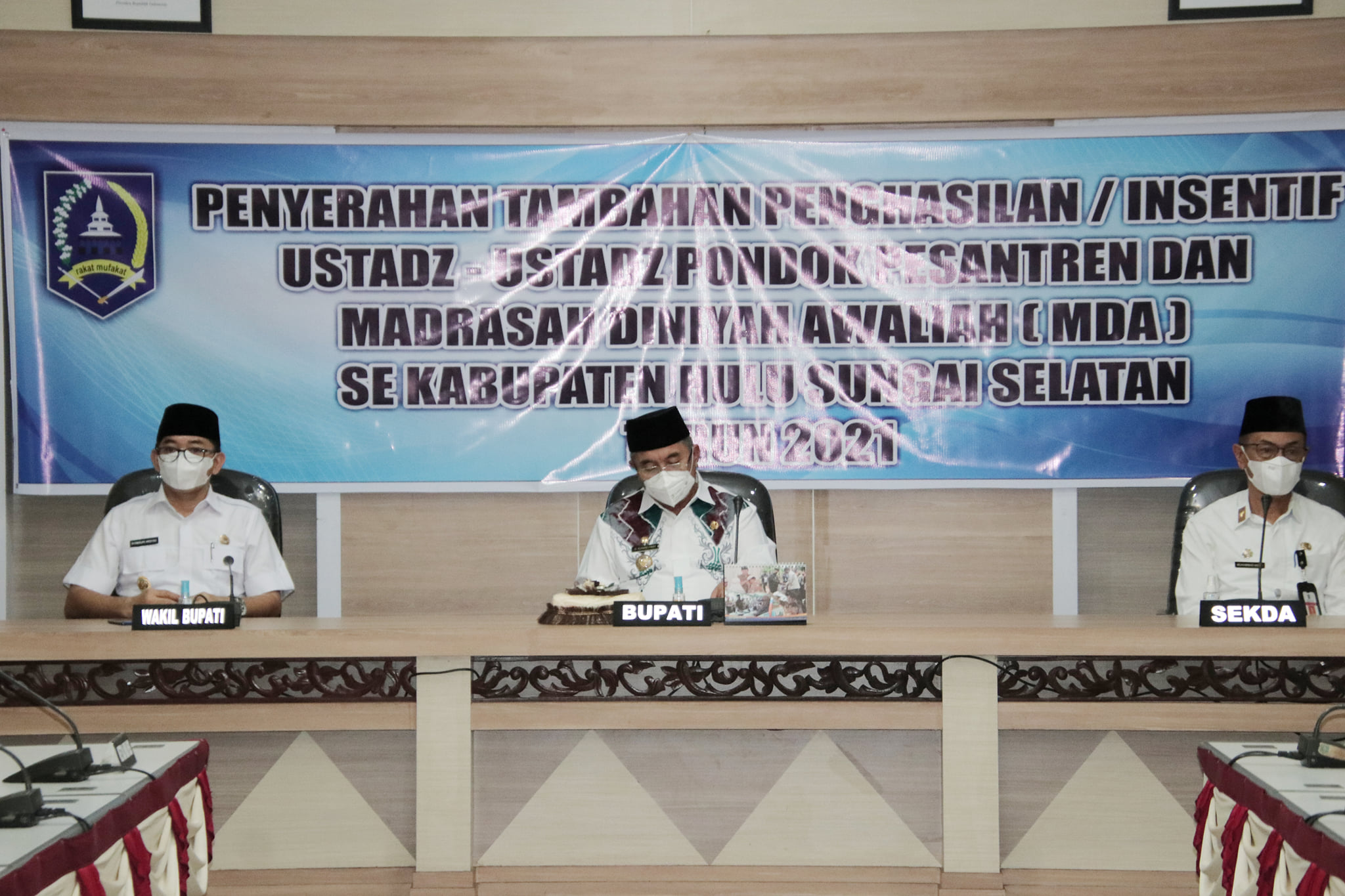 “PENYERAHAN TAMBAHAN PENGHASILAN/INSENTIF USTADZ USTADZAH PONPES DAN MDA”