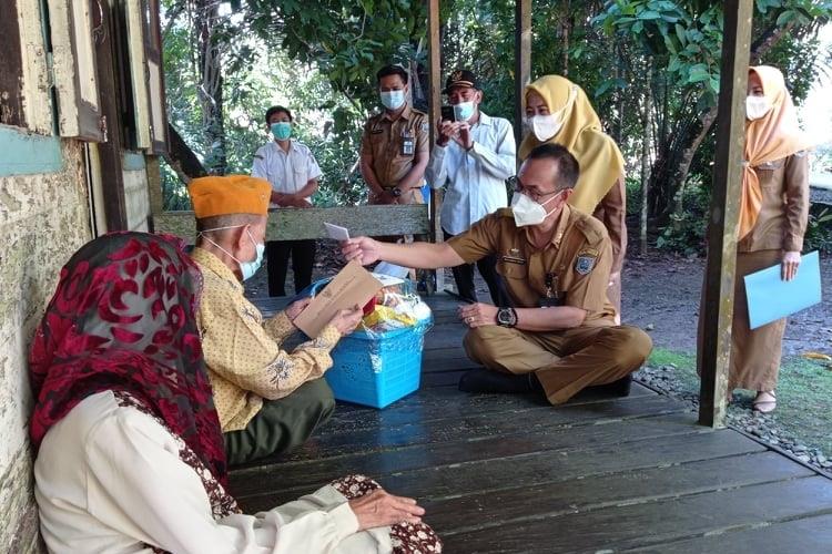 SEKDA SERAHKAN TALI ASIH VETERAN DESA JAMBU HULU