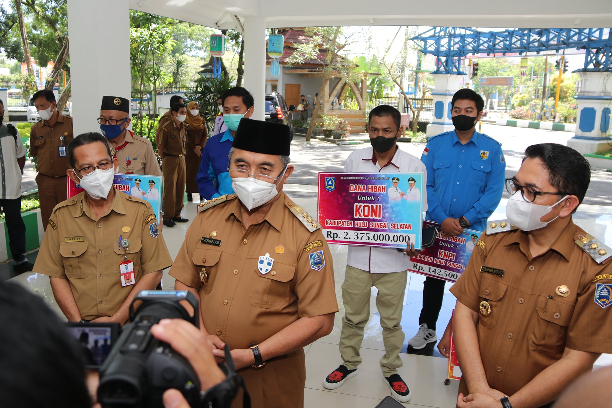 SERAHKAN DANA HIBAH, BUPATI HSS : HARUS DIPERGUNAKAN DENGAN BAIK DAN DAPAT DIPERTANGGUNGJAWABKAN