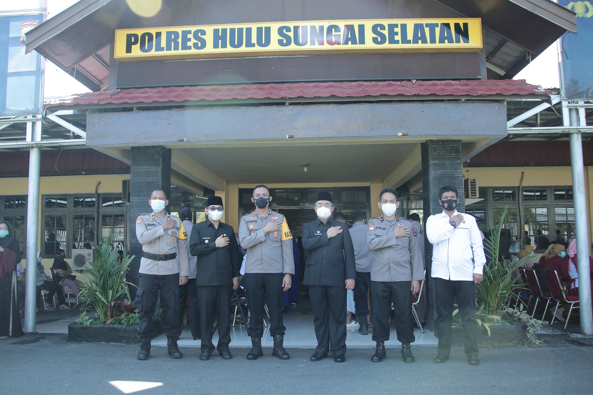 Bupati HSS Meninjau Pelaksanaan Vaksinasi Covid- 19 Tahap Pertama di Halaman Polres HSS