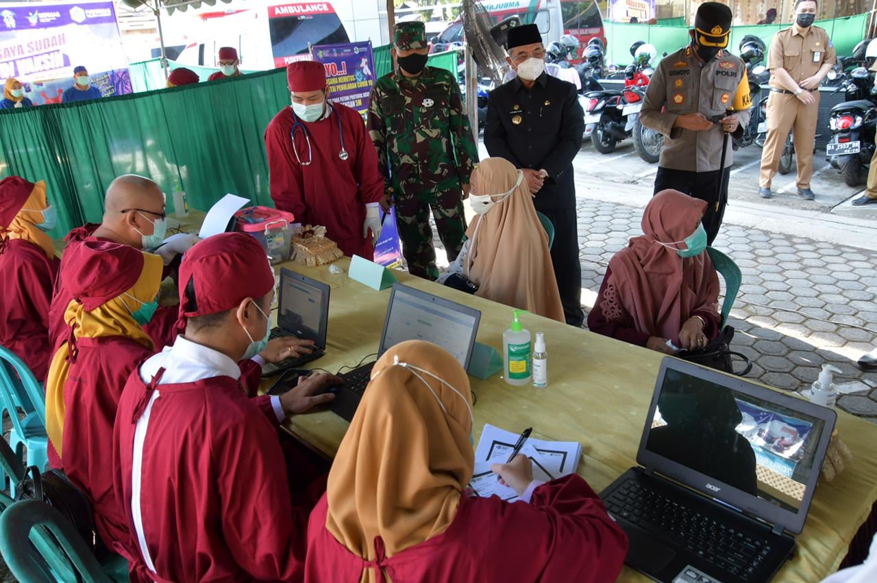 Bupati HSS Meninjau Pelaksanaan Vaksinasi Covid- 19 Tahap Pertama Untuk Para lansia