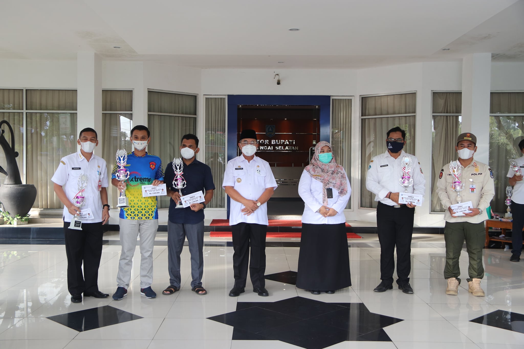 BUPATI HSS SERAHKAN HADIAH PEMENANG LOMBA BAGARAKAN SAHUR DAN KAMPUNG TANGLONG