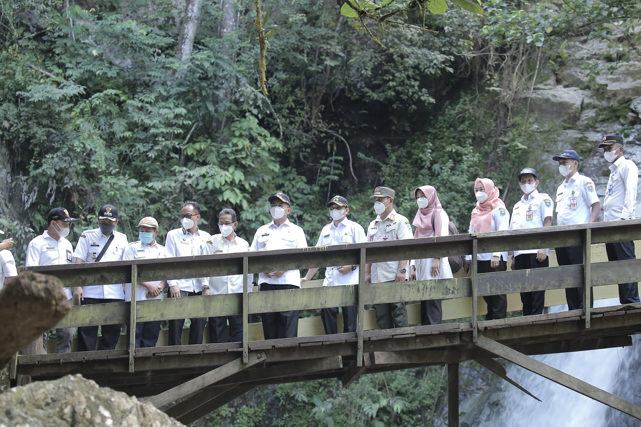BUPATI TINJAU EKOWISATA AIR TERJUN HARATAI