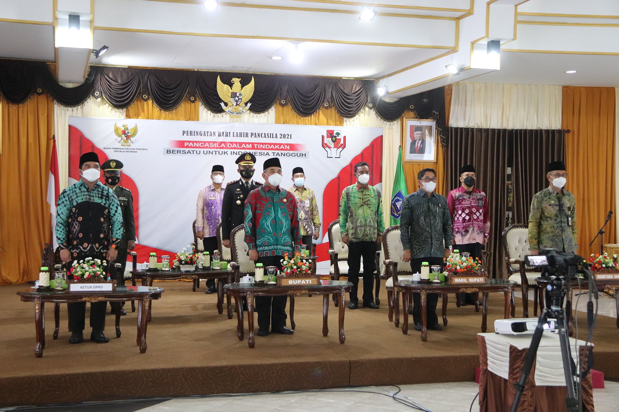 DIPIMPIN PRESIDEN JOKOWI, BUPATI HSS IKUTI UPACARA HARI LAHIR PANCASILA SECARA VIRTUAL