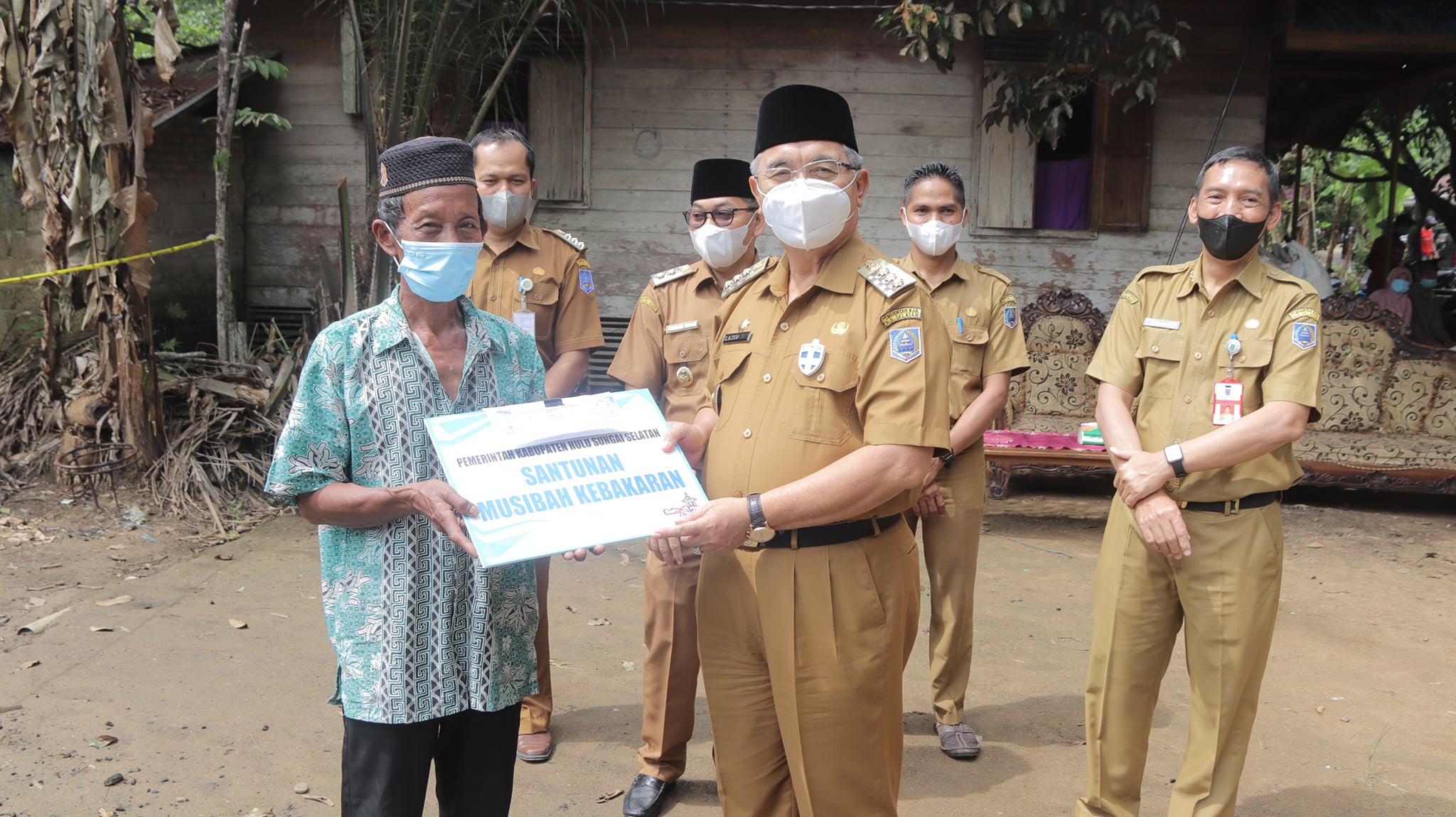 Pemerintah Kabupaten Hulu Sungai Selatan Bantu Korban Kebakaran Rumah