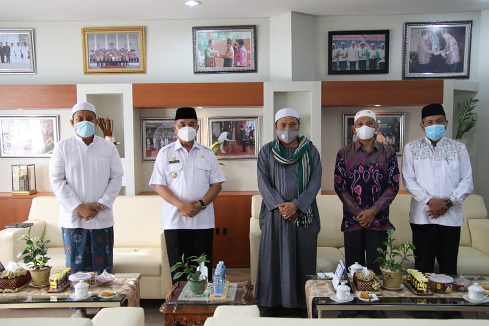 Bupati HSS Menerima Silahturahmi dari Rombongan Panitia Seleksi Beasiswa yang Dipimpin Oleh TGH. Riduan Baseri