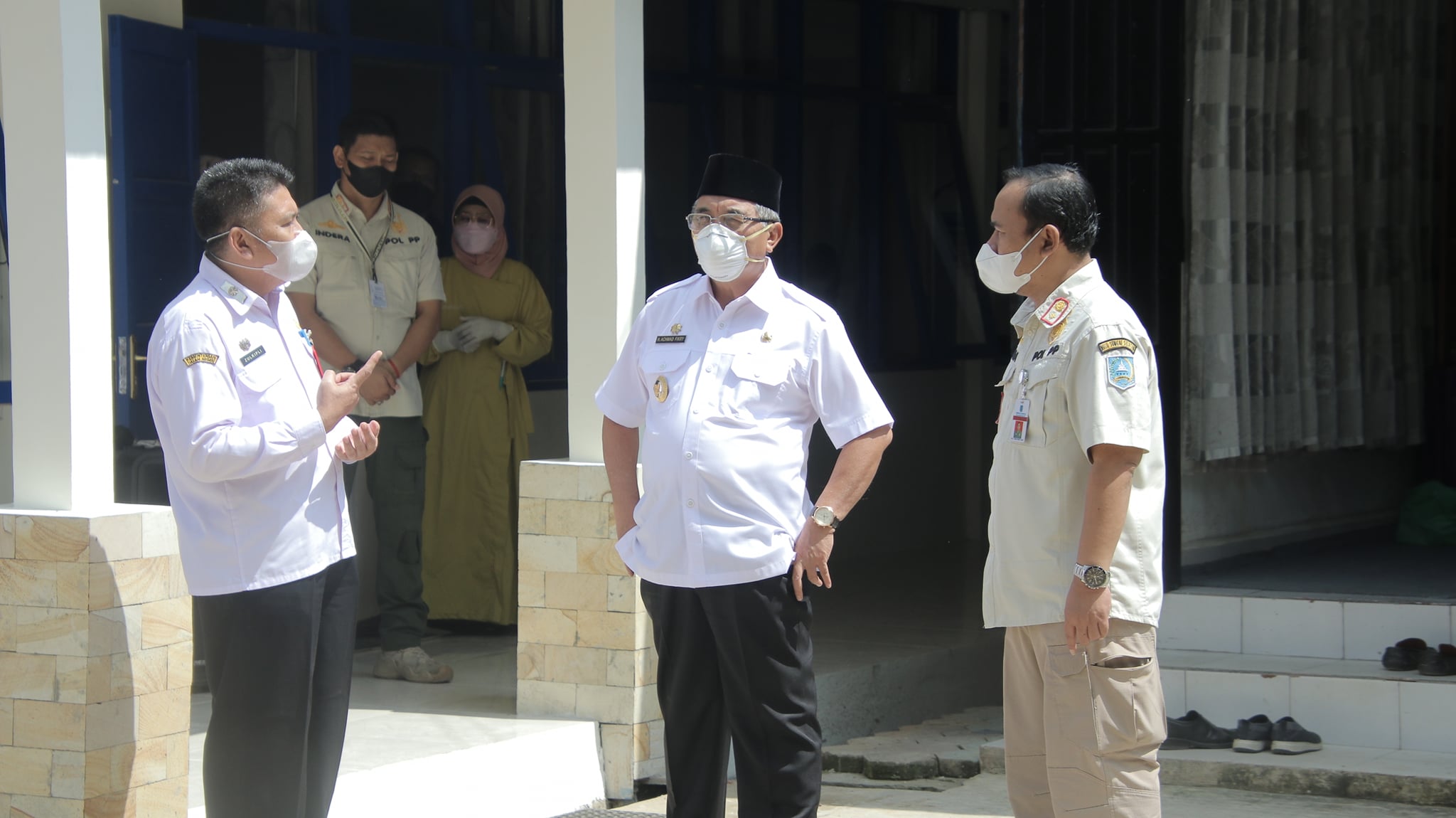 Bupati HSS meninjau guna melihat langsung seleksi pengukuran tinggi Bakal Calon Pegawai Negeri Sipil untuk Formasi Satuan Polisi Pamong Praja Kab.HSS yang dilaksanakan di Gedung II BKPSDM Kab.HSS