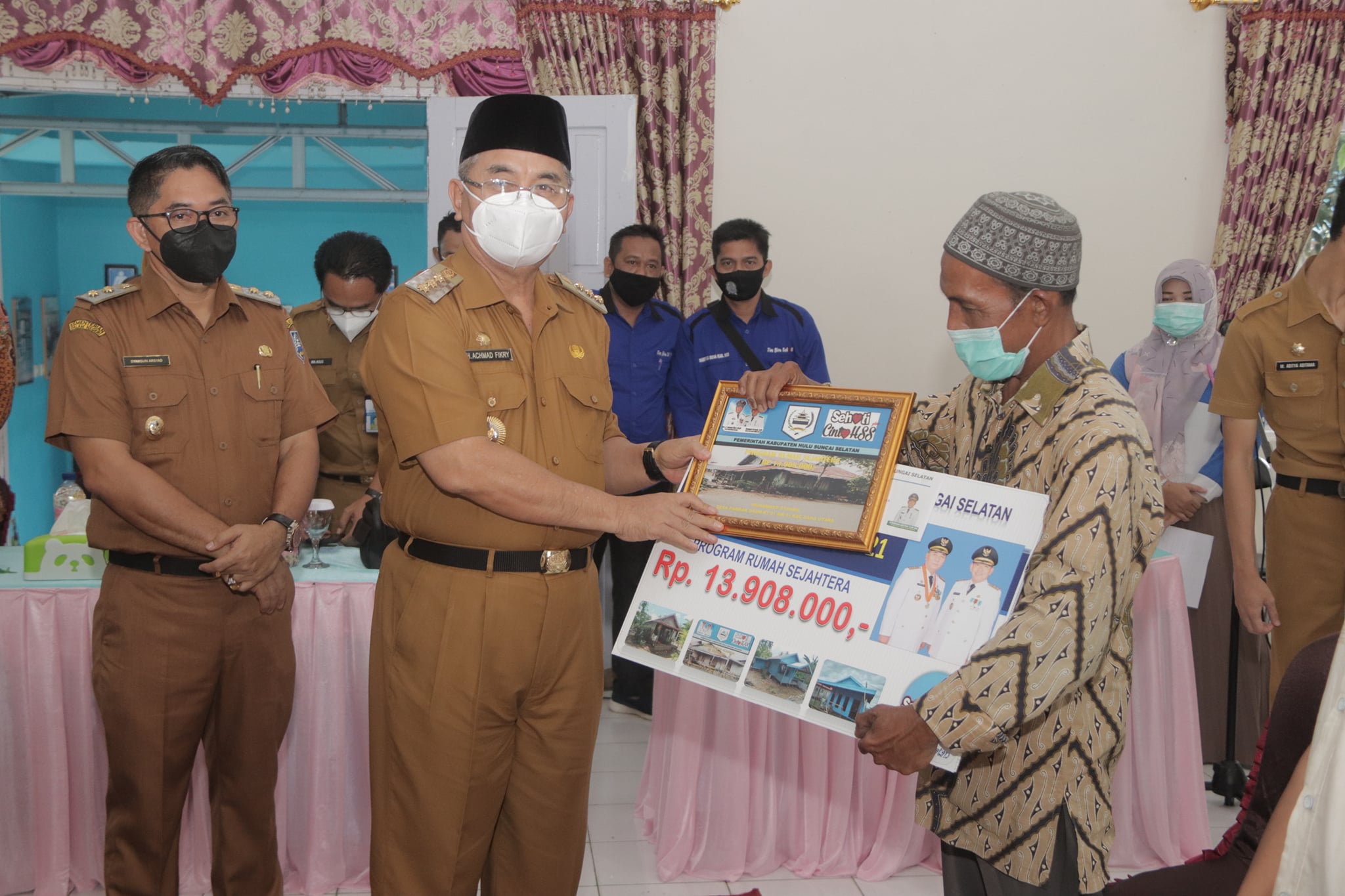 BUPATI HSS KEMBALI SALURKAN BANTUAN PROGRAM RUMAH SEJAHTERA DAN USAHA EKONOMI PRODUKTIF UNTUK 3 DAHA