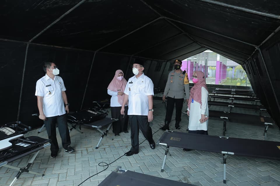 BUPATI HSS TINJAU TENDA DARURAT DI RSUD BRIGJEND H. HASAN BASRY KANDANGAN