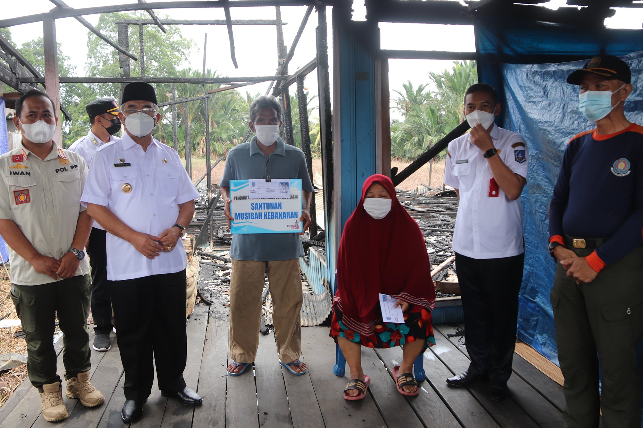PEDULI KORBAN KEBAKARAN, BUPATI HSS SERAHKAN BANTUAN