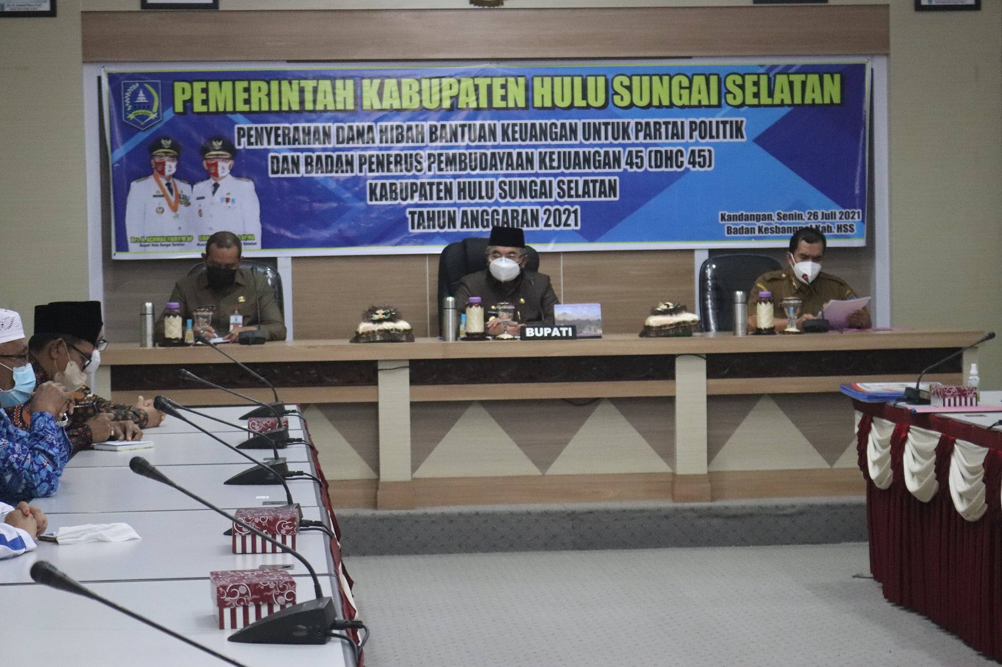 PEMKAB HSS SERAHKAN DANA HIBAH UNTUK PARTAI POLITIK DAN DHC 45