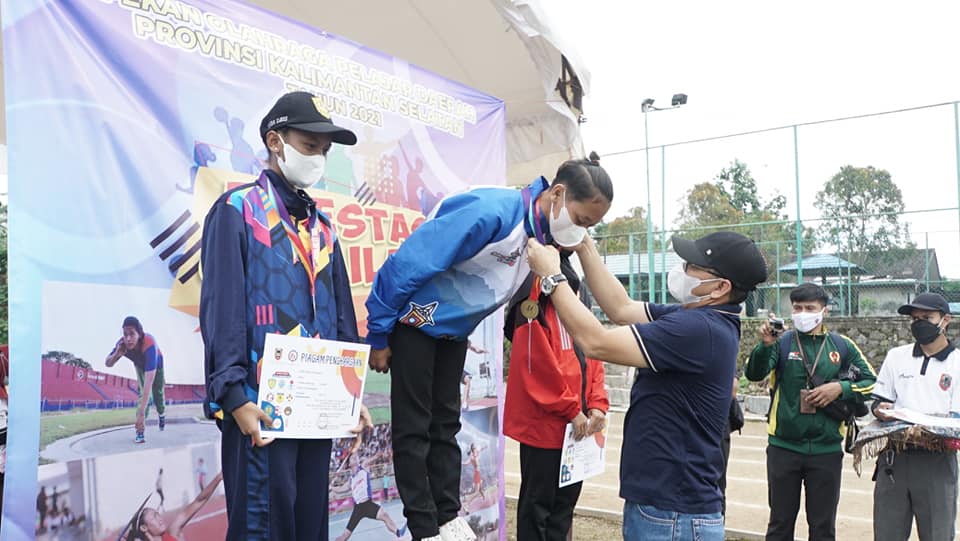 PENUH BANGGA, WABUP KALUNGKAN MEDALI EMAS PADA ATLET KAB. HSS CABOR ATLETIK