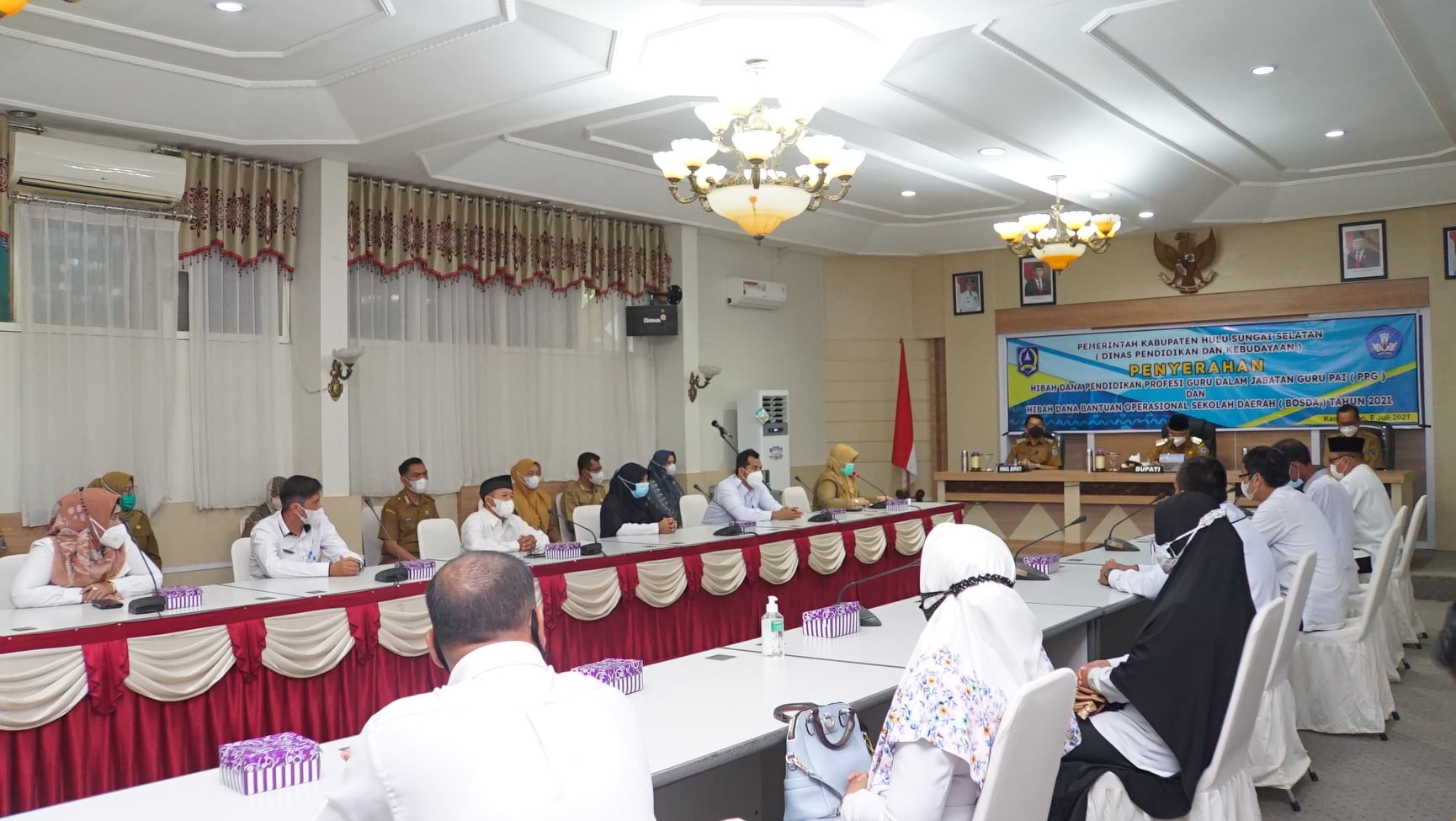 Penyerahan Dana Hibah, Bupati HSS : Bentuk Perhatian Pemerintah Untuk Mensetarakan Pendidikan