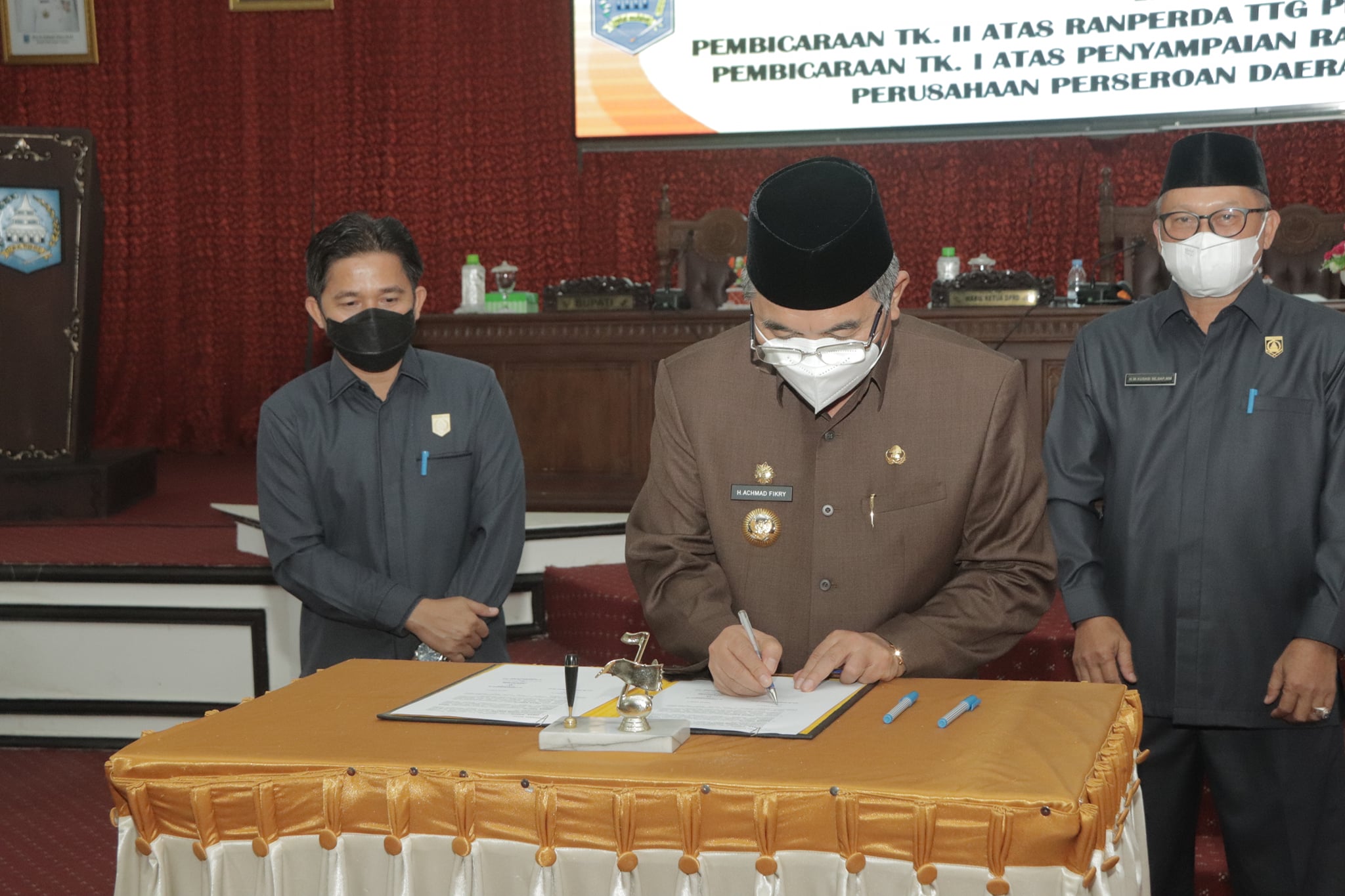 Bupati HSS mengikuti Rapat Paripurna DPRD Kab. HSS terhadap Pembicaraan Tingkat II atas Rancanagn Peraturan Daerah tentang Penyelenggaraan Bantuan Operasional Daerah pada Ruang Rapat Paripurna DPRD