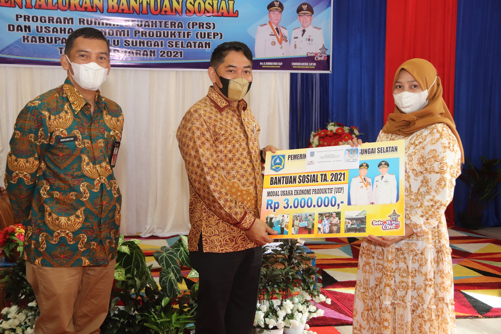 Wujudkan Rumah Layak Huni dan Dukung Modal Usaha Masyarakat, Wakil Bupati HSS Serahkan Bantuan PRS dan UEP di 3 Kecamatan Terakhir