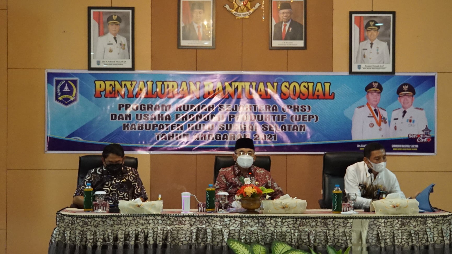 Wujudkan Rumah Layak Huni dan Dukung Modal Usaha Masyarakat, Bupati Serahkan Bantuan PRS dan UEP