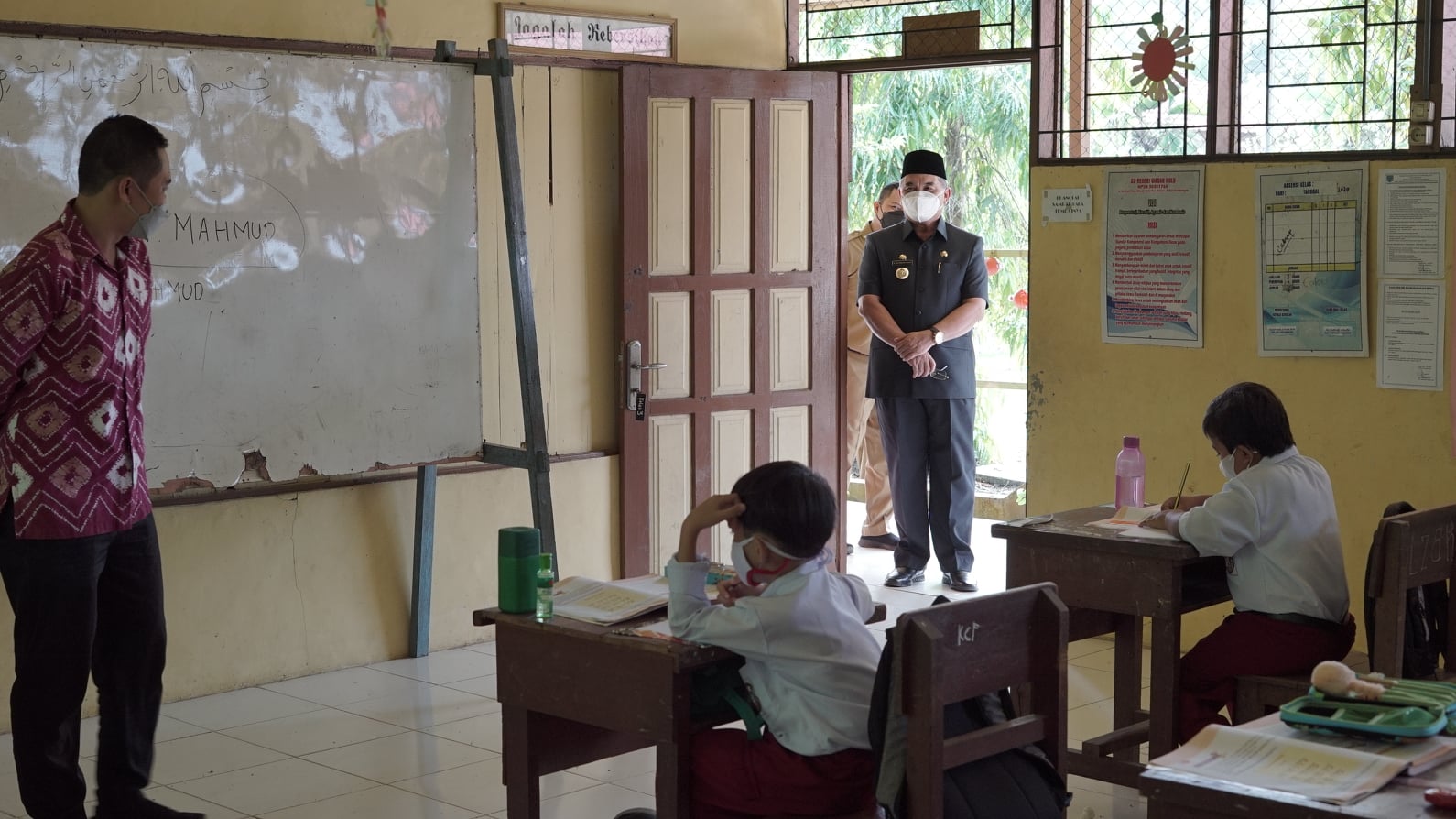 Bupati HSS Melakukan Peninjauan Sekolah yang Melaksanakan Pelajaran Tatap Muka (PTM)