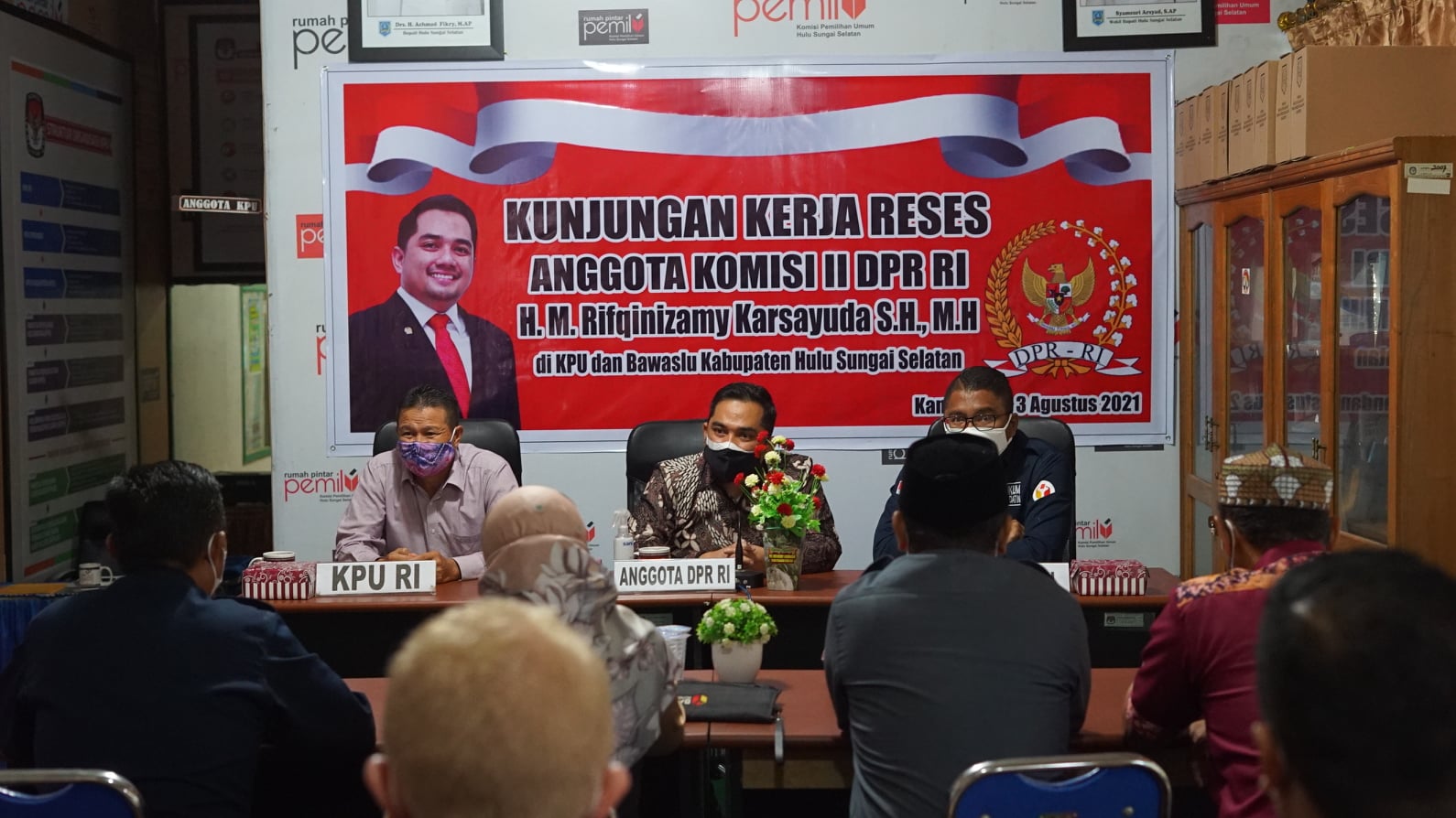 KPU dan Bawaslu Kabupaten Hulu Sungai Selatan laksanakan pertemuan dengan anggota Komisi II DPR