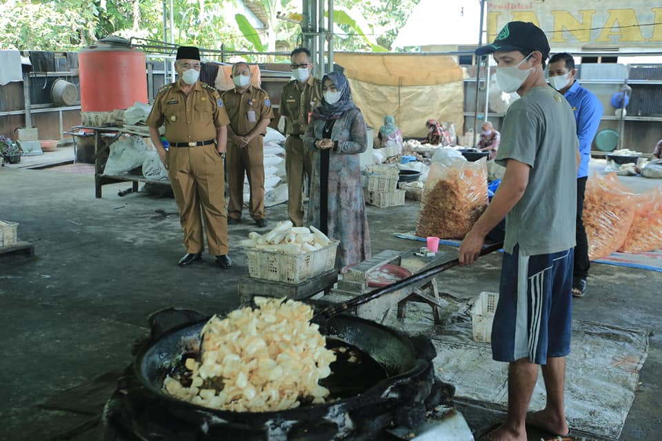 BUPATI HSS BERBINCANG LANGSUNG DENGAN PARA PENGUSAHA UMKM DITENGAH MASA PANDEMI COVID-19