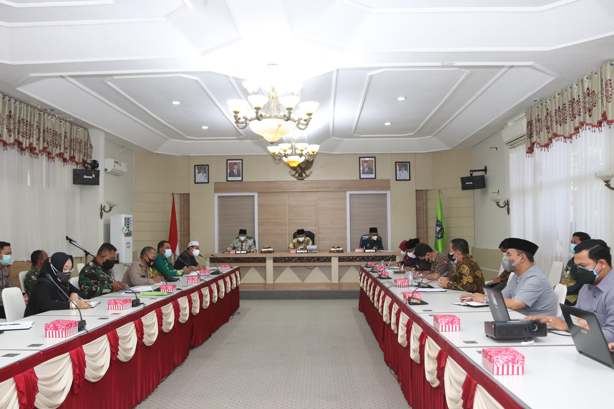BUPATI HSS PIMPIN RAPAT PERSIAPAN HUT Ke-76 KEMERDEKAAN REPUBLIK INDONESIA