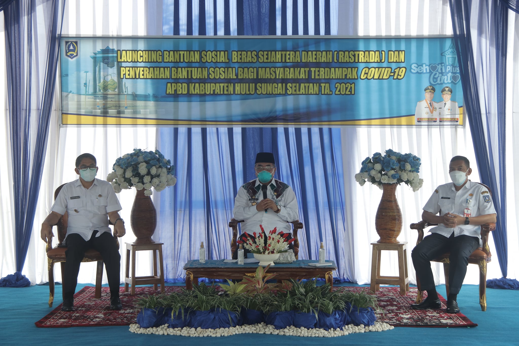 Konsisten Wujudkan Kesejahteraan Masyarakat, Bupati HSS Launching Bantuan Sosial Beras Sejahtera (Rastrada) dan Serahkan Bantuan Covid-19